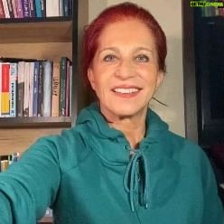 Betül Arım - 2.2K Likes - Tek ve biricik sevgili seyircilerimiz, sevgili takipçilerimiz sayenizde 100.000 olduk ve biz de size bir armağan vermek istedik. Bütün ayrıntılar videoda var. Oyunumuz 🎭 Dışarıda Hiçbir Şey Var 🎭 9 Aralık Cumartesi 20.30 dan 10 Aralık Pazar 20.30 istediğiniz saatte izleyebiliyorsunuz . 1,5 saat sürüyor Pazar son giriş saati 19.00 Cumartesi oyun bitişinden 15 dakika sonra yani 22:15’te Zoom’da buluşup istediğimiz kadar sohbet ediyoruz .Biletler @jetgise ’den davetiyeler @berkykn ’ten. Davetiyelerinizi almak için @berkykn ile iletişime geçip ‘Öğrenci’ , ‘Sağlık Çalışanı’ , ‘Öğretmen’, ‘Emekli’ olduğunuzu belirtip gerekli belgeleri iletebilir ve ardından katılım davetiyelerinizi alabilirsiniz. Güzel anlar ve anılar biriktireceğimiz bir gece olması dileğiyle sağlıkla sevgiyle adaletle bolluk bereketle muhabbetle ama hep sanatla kalalım. Bu arada her fırsatta sevdiklerinize sanat armağan edin ki gelişelim eğlenelim düşünelim sorgulayalım kendimizi tanıyalım. Çünkü sanat yaşamın bir aynası bizi bize anlatan ve kirlettiğimiz bu dünyamızı her zaman güzelleştiren bir olgu. Canımız ATATÜRK’ümüz ne diyor sanatsız kalan bir toplumun can damarlarından biri kopmuş demektir. Biz de can damarlarımızı hep sanatla besleyelim. İyi ki varız 👭🤝👫🎭🎂🙏🎈
#betülarım #betülarımlayaşamasanatı #dışarıdahiçbirşeyvar #gatherinlife #sanat #tiyatro #kişiselgelişim