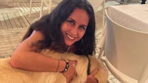 Betül Arım Instagram - Sevgili Buket Uzuner’e çok teşekkür ediyoruz. Kız neşesini ve coşkusunu öyle güzel anlatmış ki onun da dediği gibi bunu hiç kimsenin elimizden almasına izin vermeyelim ve çocuklarımızı ona göre büyütelim .Bu arada Buket Uzuner kitaplarını okumadıysanız eksiksiniz demektir. Tamamlanın derim 📚🖍️ Bugün 11 Ekim Dünya Kız Çocukları günü. Bu gün kız çocuklarının toplumsal cinsiyet eşitsizliği, ayrımcılık, eğitim hakları, toplum içinde her alanda eşit haklara sahip olmak ve şiddet gibi sorunlarına farkındalık yaratmak amacıyla 2012 yılında Birleşmiş Milletler tarafından ilan edildi. Bu kızımız yaşadıklarını tek bir resimle  çok net çok güzel anlatmış. Kendisini kutluyor, onun ve tüm kız çocuklarının bunları yaşamaması için hepimizin özellikle de anne ve babaların bilinçlenmesi gerekiyor. Onları kendilerine güvenen, değerlerini bilen, adaletli, önce kendisine daha sonra da yaratılmış olan her şeye çiçeğe, taşa, böceğe, doğaya,insana sevgi ve saygıyla yaklaşan özgür düşünen bireyler olarak yetiştirelim ki o hayalini kurduğumuz dünyayı yaratabilelim.👭🤝🎈📚💃🌿❤️ Bu arada canım biricik kız neşesi çok yüksek kızım 👭 şartlar ne olursa olsun bu neşeni  hep koruduğun, vazgeçmediğin ve hiç kimsenin  elinden almasına izin vermeden etrafa saçtığın için seni kutluyor ve sonsuz seviyorum. Sen bana ve bu dünyaya çok değerli bir armağansın .İyi ki anan olarak beni seçmişsin beni hep onurlandırıyorsun 👩‍❤️‍👩🌿💃💚

@melissakaragoz
#betülarım #betülarımlayaşamasanatı #dünyakızçocuklarıgünü
#buketuzuner #edebiyat