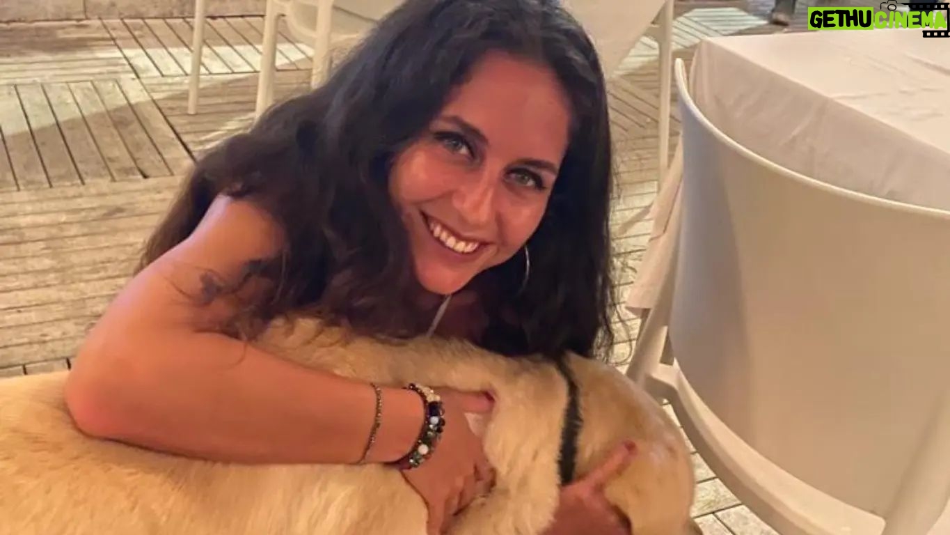 Betül Arım - 4.1K Likes - Sevgili Buket Uzuner’e çok teşekkür ediyoruz. Kız neşesini ve coşkusunu öyle güzel anlatmış ki onun da dediği gibi bunu hiç kimsenin elimizden almasına izin vermeyelim ve çocuklarımızı ona göre büyütelim .Bu arada Buket Uzuner kitaplarını okumadıysanız eksiksiniz demektir. Tamamlanın derim 📚🖍️ Bugün 11 Ekim Dünya Kız Çocukları günü. Bu gün kız çocuklarının toplumsal cinsiyet eşitsizliği, ayrımcılık, eğitim hakları, toplum içinde her alanda eşit haklara sahip olmak ve şiddet gibi sorunlarına farkındalık yaratmak amacıyla 2012 yılında Birleşmiş Milletler tarafından ilan edildi. Bu kızımız yaşadıklarını tek bir resimle çok net çok güzel anlatmış. Kendisini kutluyor, onun ve tüm kız çocuklarının bunları yaşamaması için hepimizin özellikle de anne ve babaların bilinçlenmesi gerekiyor. Onları kendilerine güvenen, değerlerini bilen, adaletli, önce kendisine daha sonra da yaratılmış olan her şeye çiçeğe, taşa, böceğe, doğaya,insana sevgi ve saygıyla yaklaşan özgür düşünen bireyler olarak yetiştirelim ki o hayalini kurduğumuz dünyayı yaratabilelim.👭🤝🎈📚💃🌿❤️ Bu arada canım biricik kız neşesi çok yüksek kızım 👭 şartlar ne olursa olsun bu neşeni hep koruduğun, vazgeçmediğin ve hiç kimsenin elinden almasına izin vermeden etrafa saçtığın için seni kutluyor ve sonsuz seviyorum. Sen bana ve bu dünyaya çok değerli bir armağansın .İyi ki anan olarak beni seçmişsin beni hep onurlandırıyorsun 👩❤️👩🌿💃💚
@melissakaragoz
#betülarım #betülarımlayaşamasanatı #dünyakızçocuklarıgünü
#buketuzuner #edebiyat