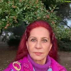 Betül Arım - 2.4K Likes - Evet bu dünya bir oyun alanı. Biz buraya bir oyun oynamaya ve hayatı deneyimlemeye geldik. Deneyimin iyisi kötüsü olmaz bazen onu deneyimleriz bazen ötekini. Deneyim yaşadığımız olayların toplamıdır, eğer ders almasını bilirsek yaşamdaki en iyi öğretmendir ve çok değerlidir. Başkalarının deneyimlerinden yararlanmaksa bize zaman kazandırır çünkü yaşam sürekli dene yanıl kadar uzun değil. Bu yıl hayatınızda ve ülkede ne olmasını istiyorsanız lütfen ona odaklanın hayal edin ve olmasını istediğiniz olumlu cümleler kurun. Şunu hep hatırlayalım yaşamdan ne istiyorsak onu önce biz vermeliyiz ve biz o olmalıyız ki onları yaşayabilelim ve hayatımıza geçirebilelim. Sevgi istiyorsak önce biz sevmeliyiz, adalet istiyorsak biz adaletli olmalıyız güven bekliyorsak biz güvenilir olmalıyız şefkat istiyorsak biz şefkatli olmalıyız. Kısaca yaşamımızda neyle karşılaşmak istiyorsak onu önce biz vermeliyiz. Çünkü yaşamımız yaptığımız tercihlerin bir toplamı. Bu yıl tercihlerimizi barıştan, dayanışmadan, doğadan, hayvan haklarından insan , haklarından, adaletten özgürlükten, cesaretten, sevgiden, saygıdan, paylaşmaktan, neşeden yana yapalım. Ve yaradılmış olan her şeyle taşla, toprakla, çiçekle, kuşla, böcekle, insanla akraba olduğumuzun bilinciyle dünyamızı güzelleştirip daha yaşanabilir kılalım. “ Dışarıda Hiçbir Şey Var “ oyunumun finalinde dediğim gibi “ Başka bir ben, başka bir sen, başka bir dünya mümkün “Kimle tabii ki bizimle. 2024’ü düşüncelerimiz davranışlarımız ve yaptıklarımızla biz her an yaratmaya başladık. Biz yani insanlar. Güzel anlar ve anılar biriktireceğimiz deneyimlerimizden öğrenirken olumsuzlukların teğet geçtiği günlerimiz olması dileğiyle sağlıkla, sevgiyle, adaletle, bolluk bereketle, muhabbetle ama hep sanatla ve dostlarla kalalım. Dilediğiniz ve hayal ettiğiniz gibi bir yıl olsun iyi seneler 👫🤝👭🎈🎭🖍️🌿❤️
#betülarım #betülarımlayaşamasanatı #kişiselgelişim #yeniyıl