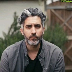 Betül Arım - 6.2K Likes - Bugün dünya çapında usta şairimiz Nazım Hikmet Rân’ın 60. yaşam yıl dönümü. O yaşıyor ve sonsuza kadar da yaşayacak. Memet adını Nazım Hikmetin oğlundan alan canım biricik oğlum ne güzel okumuş ne güzel anlatmışsın usta şairimiz Nazım Hikmet’in her okuduğumda heyecanlandığım, ağladığım, hala neden usta neden neden dediğim dizelerini. O güzel beynine yüreğine sesine sağlık. 📚👫🖍️🤝👭👏❤️🌿🎈
ELLERİNİZE VE YALANA DAİR
Bütün taşlar gibi vekarlı,
hapiste söylenen bütün türküler gibi kederli,
bütün yük hayvanları gibi battal,
ağır ve aç çocukların dargın yüzlerine benziyen elleriniz.
Arılar gibi hünerli hafif, sütlü memeler gibi yüklü,
tabiat gibi cesur
ve dost yumuşaklıklarını haşin derilerinin altında gizliyen
elleriniz.
Bu dünya öküzün boynuzunda değil,
bu dünya ellerinizin üstünde duruyor.
Ve insanlar,
ah, benim insanlarım,
yalanla besliyorlar sizi, halbuki açsınız, etle, ekmekle beslenmeğe muhtaçsınız.
Ve beyaz bir sofrada bir kere bile yemek yemeden
doyasıya,
göçüp gidersiniz bu her dalı yemiş dolu dünyadan.
İnsanlar, ah, benim insanlarım,
hele Asyadakiler, Afrikadakiler,
Yakın Doğu, Orta Doğu, Pasifik Adaları
ve benim memleketlilerim,
yani bütün insanların yüzde yetmişinden çoğu,
elleriniz gibi ihtiyar ve dalgınsınız,
elleriniz gibi meraklı, hayran ve gençsiniz.
İnsanlarım, ah, benim insanlarım,
Avrupalım, Amerikalım benim,
uyanık, atak ve unutkansın ellerin gibi,
ellerin gibi tez kandırılır,
kolay atlatılırsın...
(Şiirin devamı yorumda)
@memetalialabora
#betülarım #betülarımlayaşamasanatı #nazımhikmet #memetalialabora
#ellerinizeveyalanadair