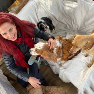 Betül Arım Instagram - Bugün 4 Ekim hayvanları koruma günü. Galiba onlar bizi bizim onları korumamızdan daha çok koruyorlar. Birlik bilincini algıladığımız ve içselleştirdiğimiz zaman yaratılmış olan her şeyle çiçekle kuşla böcekle taşla toprakla insanla akraba olduğumuzu ve aramızda hepimizi  birbirine bağlayan görünmez iplikler olduğunu ve bizim onları görmemiz gerektiğini anlayacağız. Bence insan ruhunun bir parçası hayvan sevgisini tadana  kadar uyanmaz ve eksik kalır. Hayvanlara karşı acımasız olan bir kimse iyi bir insan olamaz. Bu arada hiçbir hayvan kendi türüne işkence yapmaz. Hepimizin düşünmesi lazım bunları kim neden yapıyor, bunları yapan kişiler gerçekten insan mı insanımsı mı ya da tanımını bulamadığım başka bir mahluk mu ??? 

Herkimer Citizen dergisi, mutluluğu hayvanların dünyasından farklı bir bakış açısıyla değerlendiriyor:
"Bilindiği üzere, şimdiye kadar hiçbir kuş komşusundan daha çok sayıda yuva yapmaya uğraşmadı; şimdiye kadar hiçbir tilki saklanacak tek bir deliği olduğu için üzülmedi; şimdiye kadar ceviz toplayıp saklamadığı için endişeden ölmedi ve hiçbir köpek yaşlılık yılları için birikmiş kemiği olmadığı gerçeği üzerine uykusuz geceler geçirmedi..." Bunları kim yapıyor dersiniz ??? Size birilerini hatırlatıyor mu ??? 🌿🦀🐓🦜🦋🐯🐴🌳

#betülarım #betülarımlayaşamasanatı #4ekimhayvanlarıkorumagünü  #hayvanlarıkoruyalım