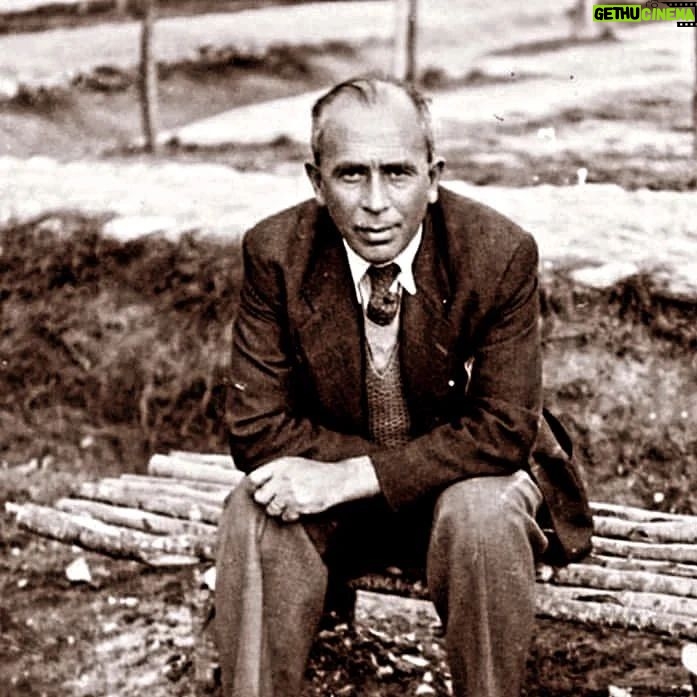 Betül Arım - 2.5K Likes - Yıl 1944. Ilgaz dağlarının eteklerinde bir köy ilkokulu...
Köy Enstitüleri için güç bela aldırılmış dört jipten biriyle çok sayıda köyü bizzat gezmesiyle tanınan İlköğretim Genel Müdürü İsmail Hakkı Tonguç, okulun önünde araçtan iner.
Bardaktan boşanırcasına yağan yağmurun altında uzun süre kapıyı açtırmaya çalışır.
Sonunda okulun başöğretmeni gelir ve okulu gezdirmeye başlar.
Tonguç, daha yeni inşa edilmiş okulun sınıflarından birinde tavandan damlamakta olan suyu görünce başöğretmene nedenini sorar.
Başöğretmen umursamaz bir tavırla;
- Birkaç kez Çankırı İl Eğitim Müdürlüğü’ne yazdım ama kimse ilgilenmedi, der..
Tonguç;
- Peki, siz bir şeyler yapamaz mısınız?” deyince başöğretmen birdenbire çıkışır:
- Ben başöğretmenim, dam aktarıcısı değil!
İlköğretim Genel Müdürü’nün bu sözleri duymasıyla bahçeye fırlaması bir olur. İnşaattan kalma bir merdiven bulur. Çatıya tırmanarak kırık kiremitlerin yerini tespit eder ve yenileriyle değiştirir. Bütün bunlar birkaç dakika içinde olup bitmiştir. Tonguç, aşağı inince başöğretmene dönerek;
- Bir daha dam akarsa Çankırı’ya bildirme. Hemen bana haber ver, ben gelir hallederim, diyerek kartını uzatır.
Başöğretmen elindeki kartta yazan isme ağzı açık bakarken Tonguç çoktan başka bir köye gitmek üzere uzaklaşmıştır bile.
👭🙏👫📚🖍️
84 yıl önce başlayan tamamen ülkemize özgü bir eğitim projesi olan Köy Enstütüleri kırsaldaki çocukları sanattan bilime tarımdan marangozluğa her konuda donanımlı yetiştirmek doğayı, toplumu, insanı koruyan ve eğitimin içinde yoğuran, tüketen insandan üreten insana dönüştüren ülkemiz tarihinde gerçekleştirilmiş en önemli eğitim projesi.
Yazının devamı yorumdadır.
#köyenstitüleri #ismailhakkıtonguç #hasanaliyücel #öğrenci #öğretmen #bilim #sanat #tarih #müzik #tiyatro #okul #öğretim #elsanatları #marangozluk #evekonomisi