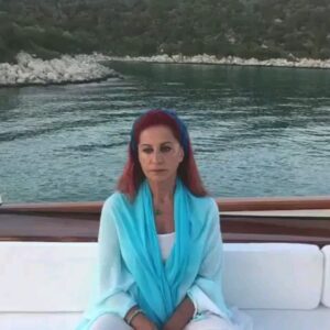 Betül Arım Instagram - Her şeyi eleştiren önyargılı insanlardan dolayı bunları yenene kadar ( ne yazıkki bu bazen çok uzun zaman alabiliyor ) yaşamda kendimize verebileceğimiz en önemli armağanı ( yani kendimiz olmayı ) veremiyoruz ve  bunun sonucu olarak  bu dünyaya geliş amacımızı bulup onu gerçekleştiremiyor, o zaman da coşkulu sevinçli huzurlu mutlu başarılı olamıyor ve bize armağan ve emanet edilen bu ömrü heba etmiş oluyoruz. Ön yargılı bir insana gerçekleri anlatmak görme duyusunu kaybetmiş birine renkleri anlatmak kadar zor. Şöyle bir düşünürsek ön yargılar içimizdeki gerçek insanlığı öldürüyor. Sonuç olarak ben diyorum ki ödemeyi peşin yapalım ama hükmü peşin vermeyelim. Videoda da anlattığım gibi değişmeyen tek şey değişim. Ön yargı hapishanenizin zincirlerini kırın inanın bana kuş gibi özgür hissedeceksiniz kendinizi. Hadi o zaman ön yargısız ön yargısız  hep birlikte ucmaya ne dersiniz 🦋🌝🦜🎈🌞🌎
Çirkinlik diye bir şey varsa o da, gözlerindeki önyargılı ölçeklerdir. /Halil Cibran 👁️👊👀
Aslında ucuz olan ne biliyor musun? Beş kuruş vermeden savunduğunuz ön yargılarınız.
🫣🗣️🤮
Hayatı boyunca okuduğu tek kitabı, dünyada yazılmış tek kitap zannedenlerden korktuğum kadar hiçbir şeyden korkmadım. /Rufus Chaote 📚👫🖍️

Önyargılar, insanları birbirlerinden uzak tutmak için bilgisizlikten yapılmış zincirlerdir. /Blessington Kontesi
🤧🗣️😎🤮
#betülarım #betülarımlayaşamasanatı #dışardahiçbirşeyvar #kişiselgelişim #önyargı