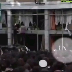Betül Arım - 1.6K Likes - Cumhuriyet tarihinin en karanlık yılı olarak tarihe geçen 1993 yılı benim için çok özel bir yıldı, kızıma hamileydim ama ne yazık ki aynı zamanda kâbus gibi bir yıldı. Terör, faili meçhuller, katliamlar. Bazı şeyleri duymamam ve görmemem için aile seferber olmuştu eve gazeteler girmiyor, haberler kapatılıyor, Çocuğumuzun sağlığı için uzak tutulmaya çalışılıyordu. Ama öyle olaylar yaşandı ki onları duymamam hissetmemem mümkün değildi. Uğur Mumcu, Adnan Kahveci, Eşref Bitlis, Başbağlar katliamı ve 28 Yıldır gözlerimizin önünden hiç gitmeyen Sivas Madımak katliamı. Madımak otelinde 35 insanı göz göre göre diri diri yakan caniler ( bunlar insan olamazlar hatta insanımsı bile olamazlar. Bilen var mı bunlara ne deniyor ) sonradan hangi görevlere geldiler dersiniz. Lütfen araştırırmısınız. Katiller hala aramızda. Çorum da, Maraş'ta olduğu gibi bu katliamların hesabı sorulmadığı ve yüzleşilmediği için yeni katliamlar devam ediyor. Bu insanlık suçu, bu vicdansızlık, bu canilik, bu yobazlık inanın bunu anlatacak cümle bulamıyorum bana göre yok çünkü 2012 yılında zaman aşımına uğradı. Olayların olduğu ilk zamanlarda ve zaman aşımına uğradığı günlerde ki demeçleri de bir araştırın lütfen. Ben yazmaya ve söylemeye utanıyorum. Kaybettiğimiz Canlara ve yakınlarına adalet borcumuz var. Madımak Utanç Müzesi olmalı tekrarlanmasın diye bu insansızlık suçları. UNUTMADIK UNUTMAYACAĞIZ 🙏💙🙏
'' Bir otel odasında gencecik çocuklar
Çırpındıkça bir yudum soluk için
Üzerine benzin döküp oynayanlar
Onlar birgün öpmeye eğilince çocuklarını
Dudaklarında duman ve yanık et kokusu
Boğum Boğum yıkamaz mı soluklarını?.. ''
Şükrü Erbaş
#sivas #madımak #unutmadık #unutturmayacağız#katliam #unutmadıkaklımda