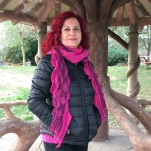 Betül Arım Instagram - Seyircilerimden ve takipçilerimden sevgili Leyla Barış (bu arada özellikle bugünlerde senin soyadını çok ihtiyacımız var ) yıllar önce paylaştığım bu videoyu bana gönderip bugünlerde bu bize iyi gelecek ne olur paylaşır mısınız dedi ben de tabiki  ki dedim savaşı ve çocukları yüreğinin ta derinlerinden anlatan sevgili Tahir Öner’ in  şiiri ile sizinle paylaşıyorum .Daha önce çektiğim bir videoda “Her gün bir şiir okumaya (varsa çocuklarınızla) ne dersiniz?” Diye sormuştum, sonrada yazarını araştırmaya. Ben her gün okumaya devam ediyorum. Ya siz? Ya çocuklar? 👫📚👭🖍️ Bilim  aklın şiiridir, şiir de yüreğin bilimidir. Maksim Gorki 🫀👏🧠🙏. SAVAŞIN  ÇOCUKLARI 
Ben bir savaş çocuğuyum dünyanın herhangi bir yerinde
Acının gönülsüz hamalıyım
İlk kurşun beni vurur her zaman
Ve ilk kopan ayak benim olur
Bir serseri mayınla
ölüm oyun arkadaşımdır benim
Açlık kol koladır benimle
ben bir savaş çocuğuyum
Dünyanın herhangi bir yerindeKabilde annemin ninnilerini beklerken
Gökten ölüm yağdırılır üstüme
Ve kopan ayaklarımı görürsünüz
daha yürümeyi öğrenemeden
ölümü Öğretirler bana ızdırabı öğretirler bana
vietnamda yanık bedenimle görürüsünüz beni
koşarım dünyanın ayıbını yüzüne vurarak
Koşarım zulme lanet okuyarak
ben bir savaş çocuğuyum dünyanın herhangi bir yerindeBağdat'ta çocuk olmak zordur
Ölümün adı ambargodur burada
Sudan ucuzdur
bosnada daha ilk rüyamı görmeden
Rüyalarım çalınır anamın kucağında
Lime lime edilir etlerim çeçenistan'da
Masum bedenim vahşeti kusan silahlara
Deneme tahtası olur negazikide hiroşimada
ben bir savaş çocuğuyum dünyanın herhangi bir yerindehalepçede can çekişe çekişe ölüyorken
yada Filistin'de dünyanın gözleri önünde
bedenime kurşunlar saplanıyorken
büyüklerim dünyayı paylaşma kavgası verirler
benim payıma ölüm açlık düşme pahasına
ben bir savaş çocuğuyum dünyanın herhangi bir yerinde
TAHİR ÖNER 👭🌿👫🤝❤️

 #betülarım #betülarımlayaşamasanatı #kişiselgelişim#sağlıklıyaşam #mutluluk #huzur