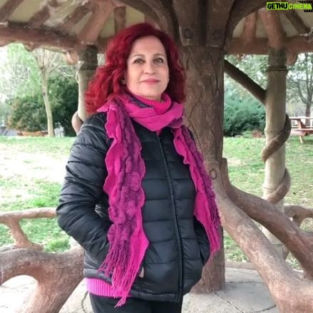 Betül Arım - 1.8K Likes - Seyircilerimden ve takipçilerimden sevgili Leyla Barış (bu arada özellikle bugünlerde senin soyadını çok ihtiyacımız var ) yıllar önce paylaştığım bu videoyu bana gönderip bugünlerde bu bize iyi gelecek ne olur paylaşır mısınız dedi ben de tabiki ki dedim savaşı ve çocukları yüreğinin ta derinlerinden anlatan sevgili Tahir Öner’ in şiiri ile sizinle paylaşıyorum .Daha önce çektiğim bir videoda “Her gün bir şiir okumaya (varsa çocuklarınızla) ne dersiniz?” Diye sormuştum, sonrada yazarını araştırmaya. Ben her gün okumaya devam ediyorum. Ya siz? Ya çocuklar? 👫📚👭🖍️ Bilim aklın şiiridir, şiir de yüreğin bilimidir. Maksim Gorki 🫀👏🧠🙏. SAVAŞIN ÇOCUKLARI
Ben bir savaş çocuğuyum dünyanın herhangi bir yerinde
Acının gönülsüz hamalıyım
İlk kurşun beni vurur her zaman
Ve ilk kopan ayak benim olur
Bir serseri mayınla
ölüm oyun arkadaşımdır benim
Açlık kol koladır benimle
ben bir savaş çocuğuyum
Dünyanın herhangi bir yerindeKabilde annemin ninnilerini beklerken
Gökten ölüm yağdırılır üstüme
Ve kopan ayaklarımı görürsünüz
daha yürümeyi öğrenemeden
ölümü Öğretirler bana ızdırabı öğretirler bana
vietnamda yanık bedenimle görürüsünüz beni
koşarım dünyanın ayıbını yüzüne vurarak
Koşarım zulme lanet okuyarak
ben bir savaş çocuğuyum dünyanın herhangi bir yerindeBağdat'ta çocuk olmak zordur
Ölümün adı ambargodur burada
Sudan ucuzdur
bosnada daha ilk rüyamı görmeden
Rüyalarım çalınır anamın kucağında
Lime lime edilir etlerim çeçenistan'da
Masum bedenim vahşeti kusan silahlara
Deneme tahtası olur negazikide hiroşimada
ben bir savaş çocuğuyum dünyanın herhangi bir yerindehalepçede can çekişe çekişe ölüyorken
yada Filistin'de dünyanın gözleri önünde
bedenime kurşunlar saplanıyorken
büyüklerim dünyayı paylaşma kavgası verirler
benim payıma ölüm açlık düşme pahasına
ben bir savaş çocuğuyum dünyanın herhangi bir yerinde
TAHİR ÖNER 👭🌿👫🤝❤️
#betülarım #betülarımlayaşamasanatı #kişiselgelişim#sağlıklıyaşam #mutluluk #huzur