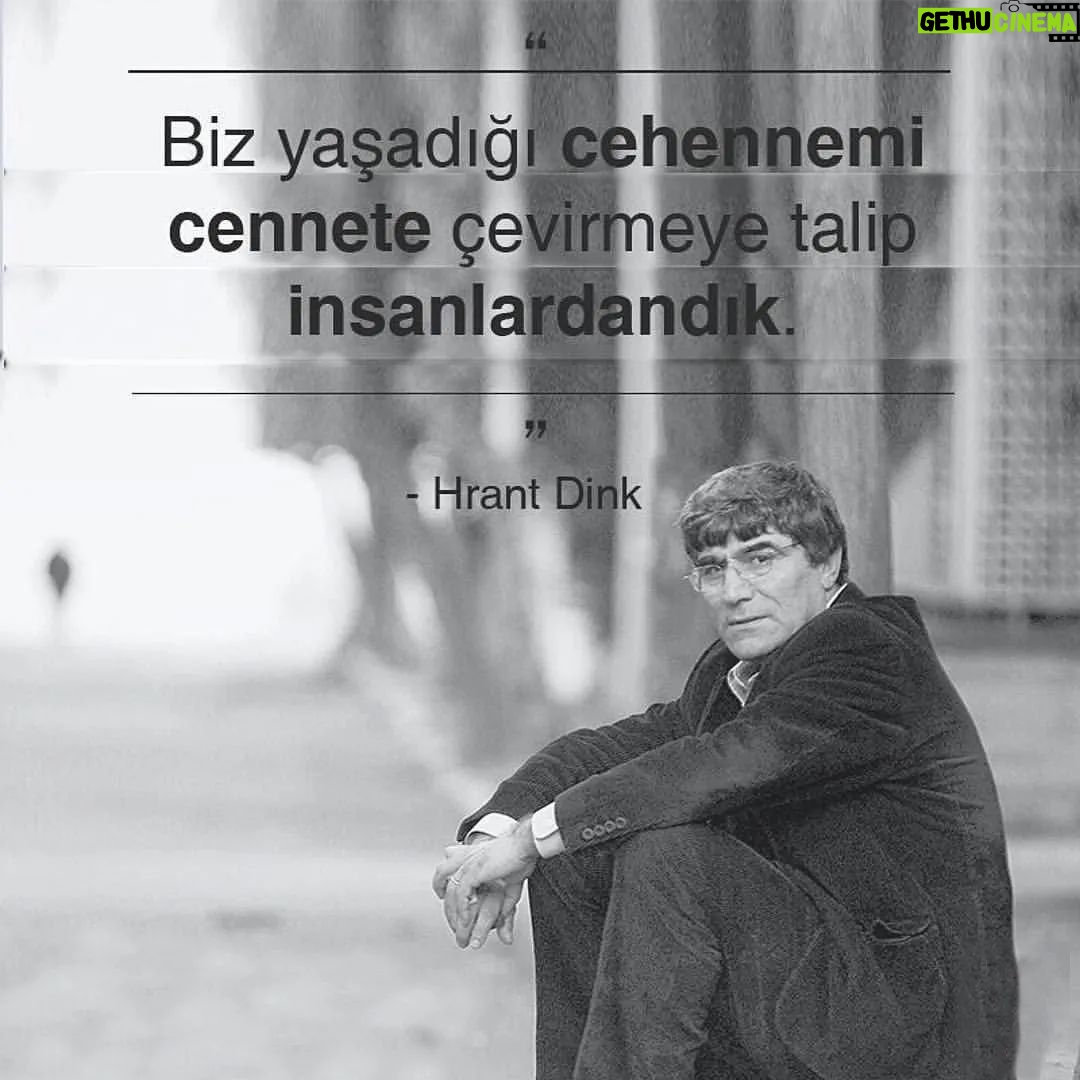 Betül Arım - 2K Likes - 17 yıl dile bile kolay değil. Hâlâ değişen bir şey yok. Gazeteciler sadece mesleklerini yaptıkları için tutuklanıyor, yargılanıyor, linç ediliyor, dövülüyor, hapse atılıyor, öldürülüyorlar. Biz bu insanlık suçlarından bu utançtan ne zaman kurtulacağız. Hrant’ın dediği gibi tek yolumuz bir arada yaşamayı savunmak olmalı. Bu yol hem aklın hem vicdanın gereği 👫🤝🙏💙 Bir olursak var oluruz ayrışırsak yok oluruz.🥰🤝🥰
Rakel Dink, eşi gazeteci Hrant Dink’i uğurlarken, on binlerce kişiye "Sevgiliye Mektup"unu okudu. Mektuba, yalnızca kendisinin ve torunları Nora'nın kullandığı, Hrant Dink'in takma adıyla, "Çutağım" (kemanım) diyerek başladı.
Aşağıda, Rakel Dink'in mektubunu okuyabilirsiniz.
Çutağıma eş olmak bana verildi. Bugün çok acılı ve onurlu olarak buradayım. Ben, çocuklarımı, ailem ve sizler çok acılıyız. Bu sessiz sevgi biraz olsun bize güç katıyor. Kederli bir sevinç yaşatıyor. İncil'den Yuhanna 15:13'te hiç kimsede, insanların dostları uğruna canını vermesinden daha büyük bir sevgi yoktur der. Sevgili dostlar, bugün bedenimin yarısını, sevgilimi, çocuklarımın babasını, sizin kardeşinizi uğurluyoruz. Sağdakine, soldakine, öndekine, arkadakine rahatsızlık saygısızlık vermeden, sloganlar pankartlar açmadan sessiz bir yürüyüş gerçekleştiriyoruz. Bugün sessizlik ile büyük bir ses yükselteceğiz. Bugün derinliklerin ışığa yükseldiği günün başlangıcıdır.
Yaşı kaç olursa olsun; 17 veya 27, katil kim olursa olsun, bir zamanlar bebek olduklarını biliyorum. Bir bebekten bir katil yaratan karanlığı sorgulamadan hiçbir şey yapılmaz kardeşlerim...
Kardeşlerim,
Onun doğruluğa olan sevgisi, şeffaflığa olan sevgisi, dostuna olan sevgisi onu buraya getirdi. Korkuya meydan okuyan sevgisi onu büyüttü. Diyorlar ki "O büyük bir adamdı." Size sorarım:"O büyük mü doğdu?" Hayır! O da bizim gibi doğdu.
(Yazının Devamı Yorumda)
🙏🏼😔
#hrantdink #rakeldink #anıyoruz #özgürlük #adalet #doğruluk #gazetecilereözgürlük #basınhakları #hrantdinkvakfı
