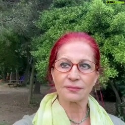 Betül Arım - 1.7K Likes - Her gün yeni bir adaletsizliğe, vicdansızlığa, haksızlığa, yolsuzluklara, yoksulluğa, tacizlere, tecavüzlere, iğrençliklere, yozlaşmaya, açlığa, ölümlere, savaşlara, özgürlüklerin kısıtlanmasına, dolandırıcılıklara,zorbalığa,eşitsizliğe, ötekileştirmeye, duyarsızlıklara, yalanlara, dolanlara, talanlara, pisliklere, insan hakları ihlallerine v.b pek çok şeye uyanmaktan bıkmadık mı ?? yorulmadık mı ??İnsanlığımızdan utanır hale gelmedik mi ?? Öfkemiz her an patlamaya hazır, yaşam sevincimizi kaybettik. İşte bütün bunlar için dünyada ve ülkede görmek istediğimiz değişiklik neyse biz o olmalıyız ki örnek olup başkalarına bulaştırabilelim ve cesaretli olalım. Şunu hiç unutmayalım cesaretli bir insan tek başına çoğunluk dur. Cesaret korkunun yokluğu değil başka bir şeyin korkudan daha önemli olduğunun bilincinde olmaktır.📚Behçet Necatigil’e kulak verelim 🖍Ya ümitsizsiniz, ya ümit sizsiniz. Ya çaresizsiniz, ya çare sizsiniz 🌈🙏 Bütün bu yaşadıklarımız bana Murathan Mungan’ın şu sözünü hatırlattı “Bu ülkede her şey olabilirsiniz sadece ve sadece rezil olamazsınız “ Anibal de diyor ki “Ya bir yol bulacağız ya da bir yol açacağız “ Secim bizim 🌈🫀🌻🧠💛 “Dışarda Hiçbir Şey Var“ oyunumuzun final şarkısı öncesi şöyle bitiyor. Başka bir ben, başka bir sen, BAŞKA BİR DÜNYA MÜMKÜN. Kimle ??? Tabiki BİZ le 👬👫🤝👭🌅
#dışardahiçbirşeyvar #sanatiyileştirir #adalet #kişiselgelişim #anibal #behçetnecatigil #murattanmungan
