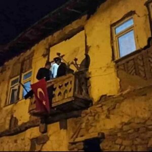 Betül Arım Instagram - İki günde 12 canımızı terör saldırısıyla şehit verdik. Terörü yapana, terörü destekleyene, terör üzerinden siyaset yapana lanet olsun. Ateş düştüğü yeri yakıyor ama bu sefer bir kez daha hepimizin yüreği yandı. Bu gece pek çok evde acılar dinmeyecek ışıklar sönmeyecek. Anneler, kardeşler, babalar, akrabalar, dostlar ve  arkadaşların gözyaşları dinmeyecek. Şehit ailelerine ve hepimize Yaradan dayanma gücü versin. Şehitlerimizin ruhları şad olsun 😭🙏😥
#terörelanetolsun