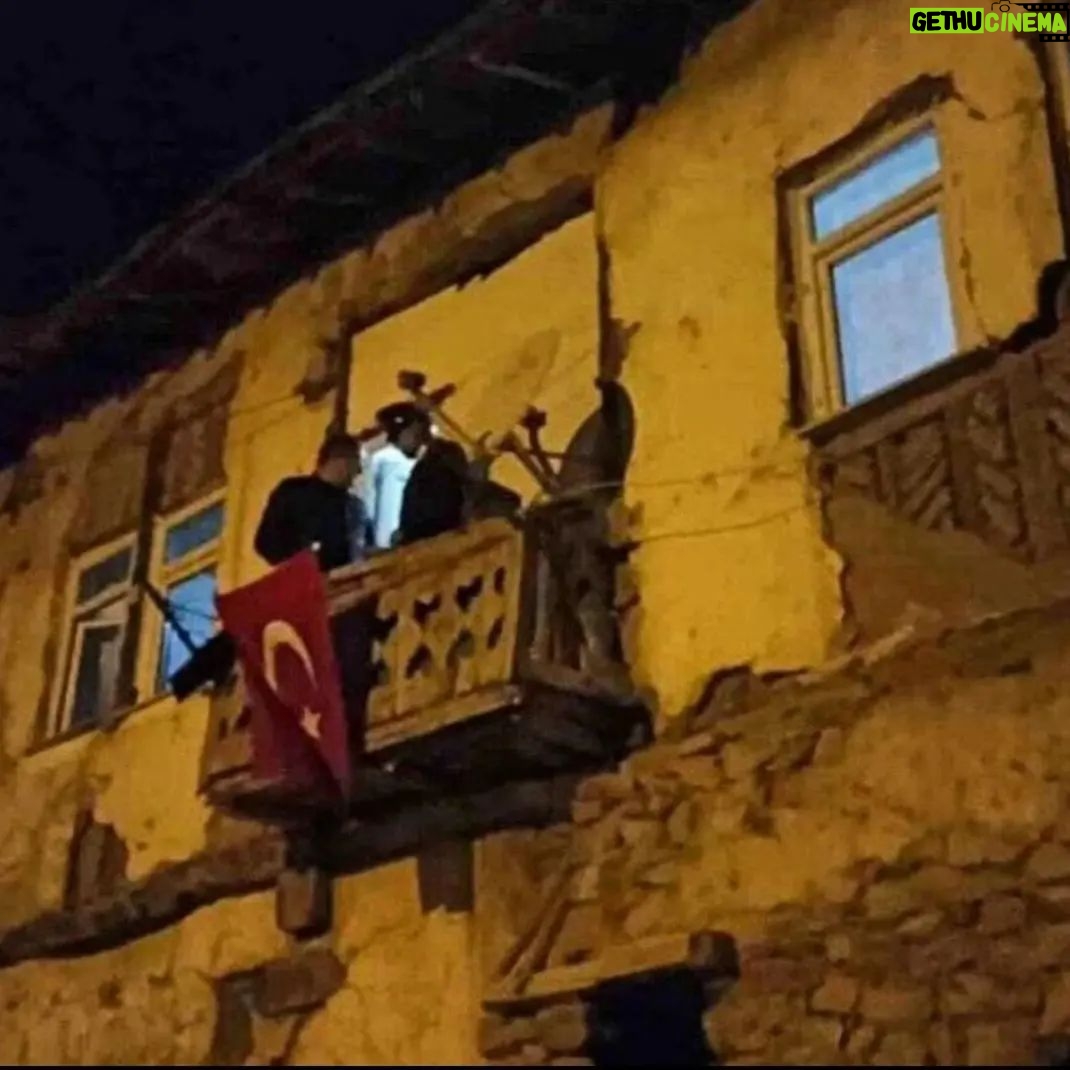 Betül Arım - 1.7K Likes - İki günde 12 canımızı terör saldırısıyla şehit verdik. Terörü yapana, terörü destekleyene, terör üzerinden siyaset yapana lanet olsun. Ateş düştüğü yeri yakıyor ama bu sefer bir kez daha hepimizin yüreği yandı. Bu gece pek çok evde acılar dinmeyecek ışıklar sönmeyecek. Anneler, kardeşler, babalar, akrabalar, dostlar ve arkadaşların gözyaşları dinmeyecek. Şehit ailelerine ve hepimize Yaradan dayanma gücü versin. Şehitlerimizin ruhları şad olsun 😭🙏😥
#terörelanetolsun