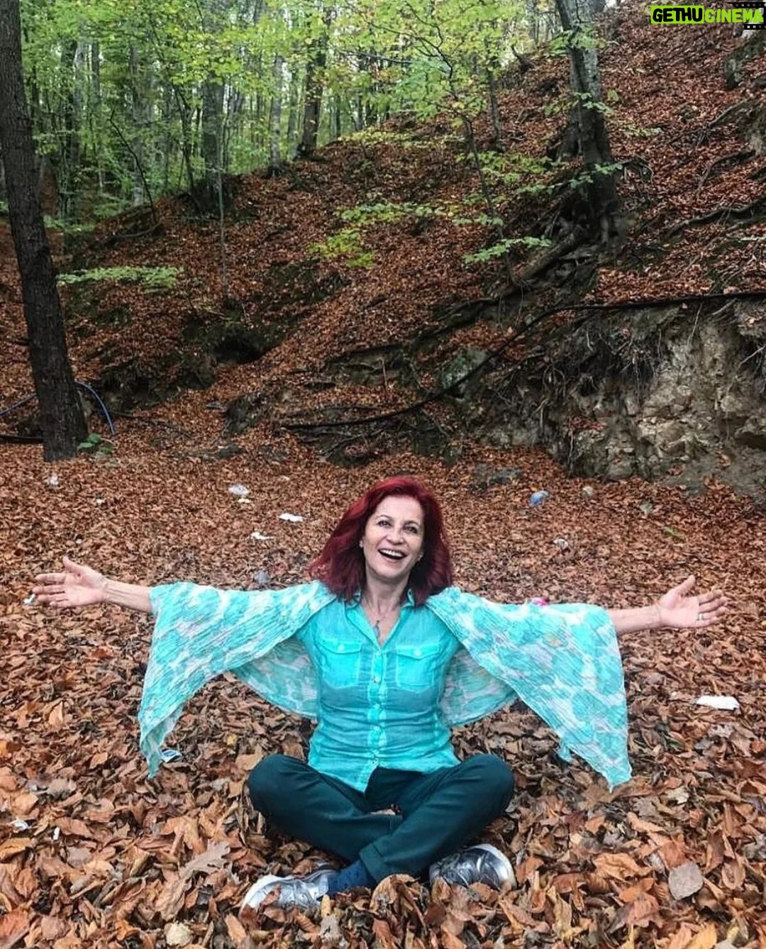Betül Arım - 1.4K Likes - 21 Mart Nevruz Bahar bayramı,doğanın uyanışı. Doğa her zaman bize birlik bilincini, yaratılmış olan her şeyle kuşla, çiçekle, böcekle, toprakla, taşla, insanla akraba olduğumuzu ve hepimizin arasında görünmez iplikler olduğunu ve bizim onları görmeye çalışmamız gerektiğini hatırlatır. Hoşgeldin bahar umarım biz de senle birlikte uyanırız. Elele, omuz omuza dayanışırız. Birde bahar temizliği yapabilirsek işte o zaman Nevruzu tam anlamıyla kutlamış oluruz. Bu da her alanda sadeleşmekten geçiyor. 6 ay kullanmadığınız her şeyi paylaşın, hem paylaşmanın zevkini yaşayın hem de evinizde yeniye alanlar açın. Bu yalnız eşyalar için geçerli değil yaşamınızdaki herkes ve her şey için geçerli. Bu arada lütfen deprem bölgesindeki kardeşlerimizi unutmayalım daha uzun süre maddi manevi bizim desteklerimize ihtiyaçları var. Onları yalnız bırakmayalım. Nevruz doğa gibi birlik olmak doğa gibi dayanışmaktır ve hepimiz doğanın bir parçasıyız. 21 Mart aynı zamanda Dünya şiir günü, Dünya kukla günü ve Down sendrom farkındalık günü 👫🤝📚🐝👭🪲🍄🌿💐🌻 O zaman geceye Bedri Rahmi Eyüpoğlu‘nun bir şiirini armağan edelim 📚🖍️
Yılda bir kere kendini verir toprak, yılda bir kere yarılır bahçeler hazdan Rabbim ne güzel yarılır.
Biz de bir kere sevinebilseydik. Çiçek açmış ağaçlar gibi çıldırasıya. Kimbilir belki bir gün sulh olunca biz de deliler gibi seviniriz,
Ağaçları ve baharı taklit ederiz
Renkli bez parçalarıyla donatırız şehri renkli ampuller asarız pencerelerden. Kimbilir belki bir gün sulh olunca
biz de de çatır çatır çatlarız binbir yerimizden Ağaçlar gibi 👫🌿🐝🪲👭🌻💐
#Nevruz #Bahar #dünyakuklagünü #dünyaşiirgünü #dünyadownsendromufarkındalıkgünü