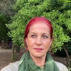 Betül Arım - 9K Likes - Canlar beyninizle biraz daha samimi ve içli dişli olmaya ne dersiniz ? Hayallerinizden hiç vazgeçmeyin çünkü hayallerimiz özgür ve yaratıcıdır. Simyacı kitabının yazarı Paulo Coelho diyorki “ Hayatı ilginç ve eğlenceli kılan hayallerimizin gerçekleşme ihtimalidir “ Hayallerin en güzel yanlarından biri de bedava olması. Peşlerinden gidecek cesaretimiz varsa bütün hayallerin gerçek olabileceği ihtimalini seviyorum,inanıyorum ve deneyimliyorum. Hayatınızda ne olmasını istiyorsanız önce niyet edin , emek verin, hayal kurun, o hayali gözünüzde olmuş gibi canlandırın, olmuş gibi sevinin ve bize unutturulan saf çocuk inancı ile inanın. Bütün dünya size ya olur mu öyle şey bak şöyle böyle falan filan derse kulaklarınızı onlara tıkayın. Dünya'da bir tane kalsa o beni bulacak ben de onu bulacağım deyin. Yalnız burada bir püf noktası var bir şeyi aşırı istemeyin aşırı tırmalamayın aşırı çabalamayın çünkü bilinçaltı diyormuş ki aman aman aman aman bu korku ve endişe barındırıyor ego barındırıyor ben bunu istemem. Yap koy yap koy zamanı gelince oluyor ama hiç vazgeçme çünkü hep söylüyorum vazgeçenler daima kaybedenler kazananlar vazgeçmeyenlerdir. Bir de bunu gece uykuyla uyanıklık arasında ve sabah mahmurluğun da yaparsanız süper olur. Bir de cümle kurarken her zaman şimdi ki zaman kullanın gelecek zaman kullanmayın oluyor ya da oldu diyin. Einstein diyor ki hayal gücü bilgiden daha önemlidir çünkü bilim sınırlıdır. Mantık sizi A noktasından B noktasına götürebilir ama hayal gücü her yere. O zaman ne duruyorsunuz haydi dalalım hayallere. İnsanın hayatı insanın hayalidir 🌈🐞🌴🖍📚🥰
#dışardahiçbirşeyvar #betülarım
#kişiselgelişim #betülarımlayaşamasanatı
#hayalkurmak
#sanat
