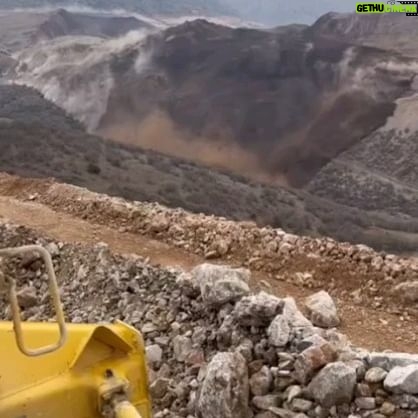 Betül Arım - 1.7K Likes - Burası Erzincan’ın İliç ilçesindeki fay hattında bir altın madeni ağaçlar kesilmiş ve toprakları siyanüre bulanmış. Kaç işçi toprak altında henüz bilinmiyor. Geçmiş yıllarda siyanür sızıntısı ile gündeme gelen madenin ruhsatı iptal edilmediği gibi daha çok para hırsıyla kapasitenin arttırılması ve pek çok örgütün hukuk mücadelelerine karşı şirkete yargı koruması sağlanması yaşanan bu faciayı göz göre göre bugünlere taşımıştır. Bu arada 2003 le 2023 arasında böyle 386.000 Madene ruhsat verilmiş. Doğa aktivite orda yaşayan Sedat Cezayirlioğlu’nun geçtiğimiz yıllarda yalvararak çektiği videoları duyan olmamış bugün de duyduklarım doğruysa gözaltına alınmış. Sözün bittiği yer umarım sözün başladığı yer olur 👫🤝🔥🙏
DÜŞMAN
Onlar ümidin düşmanıdır, sevgilim,
akar suyun
meyve çağında ağacın,
serip gelişen hayatın düşmanı.
Çünkü ölüm vurdu damgasını alınlarına :
- çürüyen diş, dökülen et-,
bir daha geri dönmemek üzere yıkılıp gidecekler,
Ve elbette ki, sevgilim, elbet,
dolaşacaktır elini kolunu sallaya sallaya,
dolaşacaktır en şanlı elbisesiyle: işçi tulumuyla
bu güzelim memlekette hürriyet.
Bursa da havlucu Recebe,
Karabük fabrikasında tesviyeci Hasana düşman,
fakir köylü Hatçe kadına,
ırgat Süleymana düşman,
sana düşman, bana düşman,
düşünen insana düşman,
vatan ki bu insanların evidir,
sevgilim, onlar vatana düşman...
Nazım Hikmet
#Erzincan #İliç #sedatcezayirlioğlu