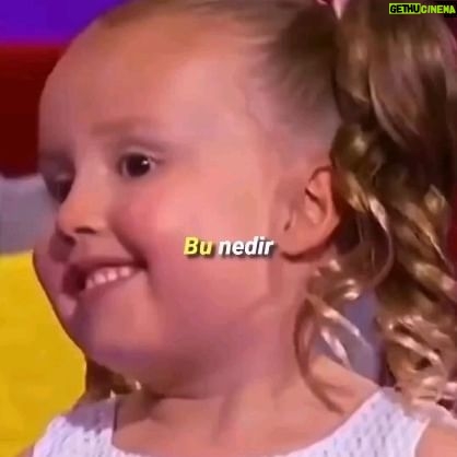 Betül Arım - 60.2K Likes - Canlar ben bu kızımızı izlemeye doyamıyorum. Yüzümde kocaman bir gülümseme ve kahkaha ile video son buluyor. Bugünlerde hepimizin buna çok ihtiyacı var. Gülmek mutluluk hormonu salgılatan, bağışıklığımızı kuvvetlendiren, her reçeteye yazılması gereken, yan etkisi olmayan en önemli şifa kaynağı. Bu arada beynimiz hayalle gerçeği ayıramıyor onun içinde sağlık için riyakar bile gülebilirsiniz beyin hiç sorgulamıyor içten mi riyakar mı samimi mi umrunda değil. Dişler ortaya çıkınca salıyor mutluluk hormonunu. Bir de ben diyorum ki gülmesini bilmeyen dükkan açmasın açarsa da biz onlardan alışveriş yapmayalım 👭🤣👫😂🎈🌻❤️
Çocuklar Büyürken
Eger bir çocuk kavga ve gürültü içinde yaşarsa, kavgacılık öğrenir.
Eğer bir çocuk korku içinde yaşarsa, korkmayı öğrenir.
Eğer bir çocuk daima ona acıyan insanlarla beraber yaşarsa, kendini zavalli hissetmeyi öğrenir.
Eğer bir çocuk kıskançlık içinde yaşarsa, nefret etmeyi öğrenir
Eğer bir çocuk cesaret ve heyecana değer verilen bir çevrede yaşarsa, kendine güvenmeyi öğrenir.
Eğer bir çocuk övmeyi bilen insanlarla beraber yaşarsa, başkalarını da takdir etmeyi öğrenir.
Eğer bir çocuk sevgi içinde yaşarsa, sevmeyi öğrenir.
Eğer bir çocuk kendisini adam yerine koyan bir çevrede yaşarsa, hayatta erişmek için çalışmaya değer bir amacı olmasını öğrenir.
Eğer bir çocuk dürüst hareket eden insanlar içinde yaşarsa, adaletin ne olduğunu öğrenir.
Eğer bir çocuk sözlerine güvenilir insanların içinde yaşarsa, hakikatin ne olduğunu öğrenir.
Eğer bir çocuk açık kalpli, güler yüzlü ve anlayışlı insanların arasında yaşarsa, dünyanın gerçekten yaşamaya değer güzel bir yer olduğunu öğrenir.
Ann LANDER
👫🌿👭🦜🎈🌿❤️
#betülarım #betülarımlayaşamasanatı #kişiselgelişim #çocuklar #mutluluk