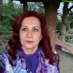 Betül Arım - 2.2K Likes - İnsanın iyisi talihin kötüsünde belli olurmuş. Bu sözü ve olaylara yüklediğiniz anlamları bir düşünün. Bazen incir çekirdeğini bile doldurmayacak ya da varsayımda bulunarak yaşadığınız olaylar için ne kadar üzüldüğünüzü, acı çektiğinizi ama bir süre sonra onlara güldügünüzü “ay ben bunun için mi üzülmüşüm” dediğinizi bir düşünün. Tabi ki yaşamın içinde acı da var, hüzün de var, keder de var, sevincin, neşenin, coşkunun olduğu gibi. Bu arada bu duyguların hepsi bizim için ve belki de biz hepsini yasayacagiz hepsini deneyimleyeceğiz. Ben diyorum ki yaşıyalım ama besleyecek olduğumuzu seçelim . Ben acıyı, kederi, hüznü yaşıyorum neşeyi, coşkuyu, sevinci besliyorum çünkü biliyorum ki neyi beslersem onu büyütüyorum ve yaşamım yaptığım tercihlerin bir toplamı haline geliyor. Ama inanın hiçbiri kalıcı değil. Sihirli sözcüğü de hiç aklımızdan çıkarmayalım. “Bu da geçer. Neler neler geçmedi ki.” Güzel anlar ve anılar biriktireceğiniz günleriniz olması dileğiyle, sağlıkla, sevgiyle,adaletle, bolluk bereketle, muhabbetle ama hep sanatla kalalım.
📚🍀🖍🎭
''Hayat oyunu iyi bir ele sahip olmak değil, kötü bir eli iyi oynamaktır.''
H.T. Leslie
🌟🍀💭
Gerçek iyimser, problemlerin farkındadır ama
çözümleri de bilir, zorlukları görür ama üstesinden gelineceğine de inanır, olumsuzlukları yakalar ama olumlulukları da vurgular, en kötüye açıktır ama en iyiyi de bekler, şikayet etmek için nedeni vardır ama gülümsemeyi seçer.
William Arthur Ward
🌈🌟🍀
#williamarthutward #pozitifdüşünce #olumludüşünce #hayatdevamediyor #budageçer #yaşam #hayat #betülarım #betülarımlayaşamasanatı