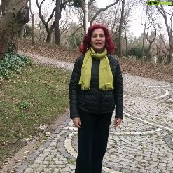 Betül Arım - 1.9K Likes - Dışarda Hiçbir Şey Var Oyunumuzda en sevdiğim bölümlerden biri olan dört yıl önce YouTube’a koyduğum “Çöp Kamyonu Kanununu “ sevgili seyircimiz Nergis göndermiş ben de sizle paylaşıyorum. Bunu yaşamınıza geçirdiğinizde inanın bana kendinizi kuş gibi özgür hissedeceksiniz ve hani bir zamanlar bir yağ reklamı vardı işte onun gibi hafifleyip uçacaksınız. Şunu da hiç aklımızdan çıkarmayalım dostumuz da düşmanımız da biziz bizi bizden başka engelleyen hiçbir şey yok. Kendi yarattığımız hapishanelerimizin demirlerini açarak ( tabi gerçek hapishanede değilsek ) bir de ne yazıkki haksız hukuksuz yere haps edilenler var. Evet ne diyorduk kendi yarattığınız hapishanelerin demirlerini açarak özgürleşelim. Hayatla kavga etmek yerine onunla şarkı söyleyip dans etmeyi seçebiliriz şartlar ne olursa olsun. Bununla birlikte şartları düzeltmek için her zaman Ahlarla vahlarla uğraşmadan çözümlere odaklanabiliriz seçim bizim yukardaki videoda olduğu gibi her şey bakış açımıza bağlı. Bu arada her yeni doğan güne bir şans verin belki de hayatınızın en önemli günü ve günleri olabilir. Nelson Mandela diyor ki hiçbir zaman kaybetmem. Ya kazanırım ya da öğrenirim. Ben de diyorum ki bu dünya bir oyun alanı biz buraya bir oyun oynamaya ve hayatı deneyimlemeye geldik. Deneyimin iyisi kötüsü olmaz bugün onu deneyimleri yarın öbürünü ve o zaman da yaşamdan öğrenmiş ve boşuna yaşamamış oluruz. Yaşamınızı ve aklınızı kiraya vermeyin siz kullanın derim 👫🤝👭❤️
🎭 Seyircilerimizin kendimizi tanımamızı ve yüzleşmemizi sağlayan komik eğlenceli Tiyatro Terapi dedikleri, çocukların de seyredebildiği doktorların reçeteye yazdığı “ Dışarda Hiçbir Şey Var “ 18 Mart Cumartesi 20.30 🎭 19 Mart Pazar 20.30 arası sizlerle evinizde. Oyun sonrası Cumartesi 22:15’te Zoom da buluşup muhabbet ediyoruz. Oyuna son giriş Pazar 19.00 bilginize.Kendinize ve dostlarınıza sanat armağan edin ki sosyalleşelim, eğlenelim, güzelleşelim ve gelişelim. İyi seyirler. Biletler Mobilet’te 💙🙏🤝🎭
@mobilet @disardahicbirseyvar
#betülarım #kişiselgelişim #özgürlük #dışardahiçbirşeyvar #sanatiyileştirir #tiyatrogüzelleştirir #betülarımlayaşamasanatı
#sanat #tiyatro