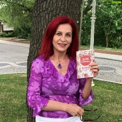 Betül Arım - 2.6K Likes - Hepimizin gerçek ve içten VERMEK nedir ??? öğrenmemiz ve yaşamımıza geçirmemiz dileğiyle Halil Cibran’a binlerce teşekkür 📚🙏🖍👫🤝👭
Halil Cibran, 1883 yılında Bsharri'de doğdu. On iki yaşındayken ailesiyle birlikte Amerika'ya göç etti. İlk, orta ve lise öğrenimini Boston'da tamamladı. Daha sonra ısrarı üzerine ailesince Beyrut'taki El Hikmet Medresesi'ne gönderildi. Yükseköğrenimini burada bitiren Cibran, 1902'de bir daha dönmemecesine ayrıldı ana yurdundan. 1902-1908 yılları arasında resim yaparak geçimini sağladı. 1908'de Paris'e gitti; Güzel Sanatlar Akademisi'ne yazıldı. Üç yıl süreyle çağının en büyük heykeltıraşı Auguste Rodin'den ders aldı. 1911'de yeniden Amerika'ya döndü. 1918'de ilk kitabı The Madman (Deli) yayımlandı. 1923'te The Prophet (Ermiş) basıldı. Bu kitabıyla adı bütün dünyaya yayıldı. Jesus, The Son of Man (İnsanın Oğlu İsa) ve The Earth Gods (Yeryüzü Tanrıları) adlı kitaplarıyla bu başarısını pekiştirdi. 1931 yılında New York'taki küçük bir çatı katında yoksulluktan ve birbiri ardı sıra gelen hastalıklardan kurtulamayarak öldüğünde 48 yaşındaydı.
Cibran'ın tüm yaşamı acı ve kederle örülüdür. Gençliğinde Lübnanlı bir kıza âşık olmuş, fakat evlenme isteği gerek kendisinin gerekse ailesinin yoksul oldukları gerekçesiyle kızın ailesince geri çevrilmişti. Ölümünden birkaç yıl önce, sürekli olarak özlemini çektiği anayurdundan bir kadınla mektuplaşmaya başlamış, yeni bir duygu bağı kurmuştur. Ama bu sevgisi de yalnızca mektuplarda kalmış, parasızlık ve sağlığının bozukluğu yüzünden Lübnan'a dönememiştir.
Ancak, çektiği acılar Cibran'ı romantizmin koyu derinliklerine ya da mistisizmin içinden çıkılmaz bataklarına sürüklememiştir. Sevgiyi "tüm insanları ve doğayı sevme" olarak almış, bireysel acı ve kederlerin gerçekte toplumsal nitelikte olduğunu göstermiştir.
#betülarım #betülarımlayaşamasanatı #dışardahiçbirşeyvar #halilcibran