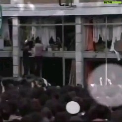 Betül Arım - 2.9K Likes - Bu video bir film karesi değil, bu video gerçek hayattan alınma, kurgu değil olmuş bir olay inanılır gibi değil değil mi ?
Bugün inanılmayacak bir olay daha oldu. 2 Temmuz 1993’te Madımak otelinde göz göre göre diri diri yakılarak katledilen insanlarımızın katilleri ile ilgili davayı mahkeme heyeti zaman aşımı gerekçesiyle düşürdü. Oysa bu bir insanlık suçu bu caniliğin bu vicdansızlığın zaman aşımı olamaz olmamalı. Kaybettiğimiz canlara ve yakınlarına adalet borcumuz var Madımak Utanc Müzesi olmalı tekrarlanmasın diye bu insanlık suçları. Unutmadık unutmayacagiz 👫🤝👭📚🖍️🙏 😰
'' Bir otel odasında gencecik çocuklar
Çırpındıkça bir yudum soluk için
Üzerine benzin döküp oynayanlar
Onlar birgün öpmeye eğilince çocuklarını
Dudaklarında duman ve yanık et kokusu
Boğum Boğum yıkamaz mı soluklarını?.. ''
Şükrü Erbaş
📚🖍️🙏😓
#sivas #madımak #unutmadık #unutturmayacağız#katliam #unutmadıkaklımda #UtançMüzesi #İnsanlıksuçu