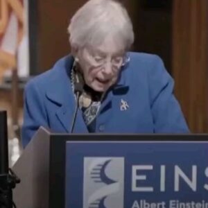 Betül Arım Instagram - Sevgili Prof. Dr. Ruth Gottesman’a önce gençler  adına sonra da bütüne verdiği katkı için binlerce teşekkür. Gördüğümüz gibi onların yaşadıkları sevince tanık olmak hiçbir şeyle; ne mal mülkle ne parayla  ölçülemez. Ah ah ülkemizde hele bugünlerde böyle bir şey olsa ne güzel olur değil mi. O zaman hep birlikte niyet edelim emek verelim hayal kuralım o hayali gözümüzde olmuş gibi canlandıralım olmuş gibi sevinelim ve bize unutturulan saf çocuk inancıyla inanalım ve göle maya çalan Nasreddin Hoca misali ya tutarsa diyelim. Unutmayalım hayal gücü gerçeklikten kaçmak için değil onu oluşturmak için kullanılmalıdır. İnsanın hayatı insanın hayalidir👫👍👭👏🙏❤️

Dünyayı değiştirmek için kullanacağınız en güçlü silah eğitimdir. / Nelson Mandela 📚🖍️

İşleriniz iyi gidiyorsa eğitim bütçenizi iki katına çıkarın, kötü gidiyorsa dört katına. / Tom Peters 🎁💰👫

Eğitim, öğrencilere saygıyla başlar. / Ralph Waldo Emerson👫🙏👭

#ruthgottesman #eğitim #öğretim #başarı #emek