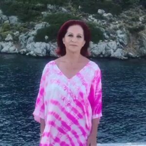 Betül Arım Instagram - İnsanın iyisi talihin kötüsünde belli olurmuş. Bu sözü ve olaylara yüklediğiniz anlamları bir düşünün. Bazen incir çekirdeğini bile  doldurmayacak ya da varsayımda bulunarak yaşadığınız olaylar için ne kadar üzüldüğünüzü, acı çektiğinizi ama bir süre sonra onlara güldügünüzü “ay ben bunun için mi üzülmüşüm” dediğinizi bir düşünün. Tabi ki yaşamın içinde acı da var, hüzün de var, keder de var, sevincin, neşenin, coşkunun olduğu gibi. Ama inanın hiçbiri kalıcı değil. Sihirli sözcüğü de hiç aklımızdan çıkarmayalım. “Bu da geçer. Neler neler geçmedi ki.” Güzel anlar ve anılar biriktireceğiniz günleriniz olması dileğiyle, sağlıkla, sevgiyle, adaletle, bolluk bereketle ama hep sanatla kalalım 🌈📚🎈👫🖍️😍

#betülarım #betülarımlayaşamasanatı #dışardahiçbirşeyvar #kişiselgelişim #sanat