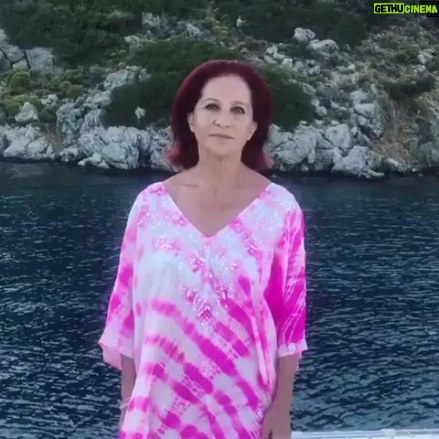 Betül Arım - 2.6K Likes - İnsanın iyisi talihin kötüsünde belli olurmuş. Bu sözü ve olaylara yüklediğiniz anlamları bir düşünün. Bazen incir çekirdeğini bile doldurmayacak ya da varsayımda bulunarak yaşadığınız olaylar için ne kadar üzüldüğünüzü, acı çektiğinizi ama bir süre sonra onlara güldügünüzü “ay ben bunun için mi üzülmüşüm” dediğinizi bir düşünün. Tabi ki yaşamın içinde acı da var, hüzün de var, keder de var, sevincin, neşenin, coşkunun olduğu gibi. Ama inanın hiçbiri kalıcı değil. Sihirli sözcüğü de hiç aklımızdan çıkarmayalım. “Bu da geçer. Neler neler geçmedi ki.” Güzel anlar ve anılar biriktireceğiniz günleriniz olması dileğiyle, sağlıkla, sevgiyle, adaletle, bolluk bereketle ama hep sanatla kalalım 🌈📚🎈👫🖍️😍
#betülarım #betülarımlayaşamasanatı #dışardahiçbirşeyvar #kişiselgelişim #sanat