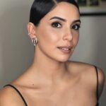 Beyza Şekerci Instagram - “Cilt bakımında çok fazla ürün değiştirmeyi, hep farklı şeyleri kullanmayı sevmiyorum. Beğendiğim ve cildime iyi gelen doğru ürünlerin sürekliliğini sağlamak önemli” @beyzasekerci Başarılı oyuncu Beyza Şekerci ile güzellik, makyaj rutini ve cilt bakımına dair konuştuk. Marie Claire Mart'ta! Hazırlayan: @aydogmusbetul #MarieClaireTR #BakımRitüeli #BeyzaŞekerci