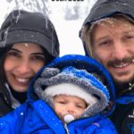 Beyza Şekerci Instagram - Bu hikaye 5 yıllık⛷️ İlk fotoğraf birkaç saat öncesinin🙌🏻 Biz zaten yıllardır müptelasıydık, Engin ile ilk günden beri hayatımızda hep vardı kayak, Can doğunca tempo düşer mi acaba derken işi terse çevirmişiz, şimdi daha iyi anlıyorum. İyiki de yapmışız🫶🏻❄️☃️ Bugün artık 3’ümüz birlikte kayabiliyoruz, Can’ın yolu biraz daha var ama cesareti ve inancını görünce dedim ki doğru yoldayız⛷️ 👉🏻Fotoğrafları kaydırırsanız 5 yıllık bir özet sizi bekliyor🫶🏻