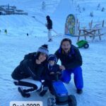 Beyza Şekerci Instagram - Bu hikaye 5 yıllık⛷️ İlk fotoğraf birkaç saat öncesinin🙌🏻 Biz zaten yıllardır müptelasıydık, Engin ile ilk günden beri hayatımızda hep vardı kayak, Can doğunca tempo düşer mi acaba derken işi terse çevirmişiz, şimdi daha iyi anlıyorum. İyiki de yapmışız🫶🏻❄️☃️ Bugün artık 3’ümüz birlikte kayabiliyoruz, Can’ın yolu biraz daha var ama cesareti ve inancını görünce dedim ki doğru yoldayız⛷️ 👉🏻Fotoğrafları kaydırırsanız 5 yıllık bir özet sizi bekliyor🫶🏻