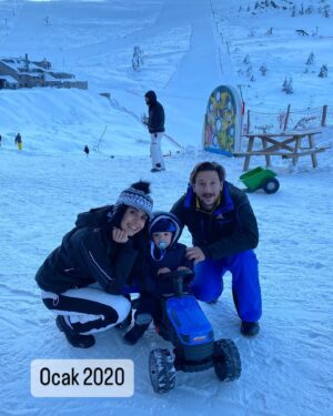 Beyza Şekerci Instagram - Bu hikaye 5 yıllık⛷️ İlk fotoğraf birkaç saat öncesinin🙌🏻
Biz zaten yıllardır müptelasıydık, Engin ile ilk günden beri hayatımızda hep vardı kayak, Can doğunca tempo düşer mi acaba derken işi terse çevirmişiz, şimdi daha iyi anlıyorum. İyiki de yapmışız🫶🏻❄️☃️
Bugün artık 3’ümüz birlikte kayabiliyoruz, 
Can’ın yolu biraz daha var ama cesareti ve inancını görünce dedim ki doğru yoldayız⛷️
👉🏻Fotoğrafları kaydırırsanız 5 yıllık bir özet sizi bekliyor🫶🏻