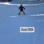 Beyza Şekerci Instagram - Bu hikaye 5 yıllık⛷️ İlk fotoğraf birkaç saat öncesinin🙌🏻 Biz zaten yıllardır müptelasıydık, Engin ile ilk günden beri hayatımızda hep vardı kayak, Can doğunca tempo düşer mi acaba derken işi terse çevirmişiz, şimdi daha iyi anlıyorum. İyiki de yapmışız🫶🏻❄️☃️ Bugün artık 3’ümüz birlikte kayabiliyoruz, Can’ın yolu biraz daha var ama cesareti ve inancını görünce dedim ki doğru yoldayız⛷️ 👉🏻Fotoğrafları kaydırırsanız 5 yıllık bir özet sizi bekliyor🫶🏻
