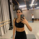 Beyza Şekerci Instagram - Hayatının çok uzunca bir kısmını hep hareket ederek geçirmiş biri olarak, dans ettiğim yıllar da dahil olmak üzere antrenman yapmaktan ve bedenime bakmaktan hep keyif aldım. Bunu yaparken de beslenme düzenime kendimi strese sokmadan dikkat ettim. Bunun hem bedensel hem ruhsal olarak faydasını çok gördüm. İlk bozulmalar, pandeminin başlamasıyla daha az hareket etmek ve bilinmezliğin yarattığı depresif duygularla beslenme dengesizliğim oldu. Sadece kilo alımı değil sağlığım da bir küçük bu rüzgardan etkilendi. Ve bu, ağızda büyüyen bir lokma gibi ertelediğim bir konu haline geldi. Bu süre boyunca daha düzenli spor yapıp sonra hiç yapmadığım aylar oldu. Yürümeye üşendiğim günleri söylemiyorum bile🤭 Sabah yataktan zor kalkmamın sebebini aradım durdum. Aslında herşey çok açıktı🙌🏻 Hareket.. Bedenim bana yıllarca yaptıklarımı hatırlattı, cepten yediklerin senin olsun sadede gel dedi🫣 1 Aralık sabahı Gökçen’in @studioin.in de yaptığı grup dersine katıldım ilk kez @gokcenarikan 🫶🏻 Ders sonu mutluluktan gözyaşları içinde çıktım, o ağlama duygusu kas hafızamın bana hatırlattıklarıydı.. Bunu hayatında bir kez bile yaşamış herkesin beni anlayabileceğine eminim. Evet çok zorlandım, hala da zorlanıyorum. Bir ay oldu hala tüm kaslarım tutuk ve ağrılı. “Kızım sana bişey olmaz sen toparlarsın hemen” dendi hep bana, bir yerlerde buna da güveniyormuşum ama o iş öyle değilmiş. Yaş almak, çocuk doğurmak, metabolizma hızının değişmesi ve en fenası da hep çalışan bir bedenin aniden durması, normal bir bedenin başlangıcından daha sancılı oluyormuş. Buna aslında bile bile izin vermişim. Şimdi daha iyi anlıyorum😳 Bunları niye mi anlatıyorum? Benim gibi hissedip hareket almak isteyen birileri varsa lütfen ertelemesin ve içindeki sesi dinleyip karar verebilsin diye.. Bedenin bize sunduklarını görmezden gelemeyiz. Hem ruhsal hem fiziksel bir yenilenmenin tüm gerçek enerjinizi ortaya çıkaracağından emin olun.. Sene biterken kendime yaptığım bu yolculuğun çok başındayım, yol uzun ve zor ama çok güzel.. Kas ağrılarım sizi de çok seviyorum👊🏻🥳