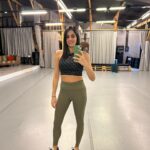 Beyza Şekerci Instagram - Hayatının çok uzunca bir kısmını hep hareket ederek geçirmiş biri olarak, dans ettiğim yıllar da dahil olmak üzere antrenman yapmaktan ve bedenime bakmaktan hep keyif aldım. Bunu yaparken de beslenme düzenime kendimi strese sokmadan dikkat ettim. Bunun hem bedensel hem ruhsal olarak faydasını çok gördüm. İlk bozulmalar, pandeminin başlamasıyla daha az hareket etmek ve bilinmezliğin yarattığı depresif duygularla beslenme dengesizliğim oldu. Sadece kilo alımı değil sağlığım da bir küçük bu rüzgardan etkilendi. Ve bu, ağızda büyüyen bir lokma gibi ertelediğim bir konu haline geldi. Bu süre boyunca daha düzenli spor yapıp sonra hiç yapmadığım aylar oldu. Yürümeye üşendiğim günleri söylemiyorum bile🤭 Sabah yataktan zor kalkmamın sebebini aradım durdum. Aslında herşey çok açıktı🙌🏻 Hareket.. Bedenim bana yıllarca yaptıklarımı hatırlattı, cepten yediklerin senin olsun sadede gel dedi🫣 1 Aralık sabahı Gökçen’in @studioin.in de yaptığı grup dersine katıldım ilk kez @gokcenarikan 🫶🏻 Ders sonu mutluluktan gözyaşları içinde çıktım, o ağlama duygusu kas hafızamın bana hatırlattıklarıydı.. Bunu hayatında bir kez bile yaşamış herkesin beni anlayabileceğine eminim. Evet çok zorlandım, hala da zorlanıyorum. Bir ay oldu hala tüm kaslarım tutuk ve ağrılı. “Kızım sana bişey olmaz sen toparlarsın hemen” dendi hep bana, bir yerlerde buna da güveniyormuşum ama o iş öyle değilmiş. Yaş almak, çocuk doğurmak, metabolizma hızının değişmesi ve en fenası da hep çalışan bir bedenin aniden durması, normal bir bedenin başlangıcından daha sancılı oluyormuş. Buna aslında bile bile izin vermişim. Şimdi daha iyi anlıyorum😳 Bunları niye mi anlatıyorum? Benim gibi hissedip hareket almak isteyen birileri varsa lütfen ertelemesin ve içindeki sesi dinleyip karar verebilsin diye.. Bedenin bize sunduklarını görmezden gelemeyiz. Hem ruhsal hem fiziksel bir yenilenmenin tüm gerçek enerjinizi ortaya çıkaracağından emin olun.. Sene biterken kendime yaptığım bu yolculuğun çok başındayım, yol uzun ve zor ama çok güzel.. Kas ağrılarım sizi de çok seviyorum👊🏻🥳