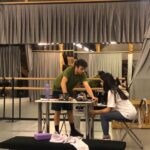 Beyza Şekerci Instagram – Sondan başa Kim Bu Ben🫠
10-11 Mayıs Moda Sahnesi
26 Mayıs İzmir İstinyeart
31 Mayıs Fişekhane
@omcelik @nesly.arslan @hepileriengin @tiyatro.in @kimbuben.tiyatro.in
