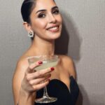 Beyza Şekerci Instagram – Dün gece, ayrı bir gece daha konuşulacak durumda🍸
Yeni yaşım, yine yepyeni güzelliklerle geldi ve tüm olmaması gerekenleri de eski yaşımla götürdü🌟
Her anın hakkını vermek konusunda her daim aynı heyecanla yanımda olan dostlarım sizi çok seviyorum👊🏻