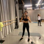 Beyza Şekerci Instagram - Hayatının çok uzunca bir kısmını hep hareket ederek geçirmiş biri olarak, dans ettiğim yıllar da dahil olmak üzere antrenman yapmaktan ve bedenime bakmaktan hep keyif aldım. Bunu yaparken de beslenme düzenime kendimi strese sokmadan dikkat ettim. Bunun hem bedensel hem ruhsal olarak faydasını çok gördüm. İlk bozulmalar, pandeminin başlamasıyla daha az hareket etmek ve bilinmezliğin yarattığı depresif duygularla beslenme dengesizliğim oldu. Sadece kilo alımı değil sağlığım da bir küçük bu rüzgardan etkilendi. Ve bu, ağızda büyüyen bir lokma gibi ertelediğim bir konu haline geldi. Bu süre boyunca daha düzenli spor yapıp sonra hiç yapmadığım aylar oldu. Yürümeye üşendiğim günleri söylemiyorum bile🤭 Sabah yataktan zor kalkmamın sebebini aradım durdum. Aslında herşey çok açıktı🙌🏻 Hareket.. Bedenim bana yıllarca yaptıklarımı hatırlattı, cepten yediklerin senin olsun sadede gel dedi🫣 1 Aralık sabahı Gökçen’in @studioin.in de yaptığı grup dersine katıldım ilk kez @gokcenarikan 🫶🏻 Ders sonu mutluluktan gözyaşları içinde çıktım, o ağlama duygusu kas hafızamın bana hatırlattıklarıydı.. Bunu hayatında bir kez bile yaşamış herkesin beni anlayabileceğine eminim. Evet çok zorlandım, hala da zorlanıyorum. Bir ay oldu hala tüm kaslarım tutuk ve ağrılı. “Kızım sana bişey olmaz sen toparlarsın hemen” dendi hep bana, bir yerlerde buna da güveniyormuşum ama o iş öyle değilmiş. Yaş almak, çocuk doğurmak, metabolizma hızının değişmesi ve en fenası da hep çalışan bir bedenin aniden durması, normal bir bedenin başlangıcından daha sancılı oluyormuş. Buna aslında bile bile izin vermişim. Şimdi daha iyi anlıyorum😳 Bunları niye mi anlatıyorum? Benim gibi hissedip hareket almak isteyen birileri varsa lütfen ertelemesin ve içindeki sesi dinleyip karar verebilsin diye.. Bedenin bize sunduklarını görmezden gelemeyiz. Hem ruhsal hem fiziksel bir yenilenmenin tüm gerçek enerjinizi ortaya çıkaracağından emin olun.. Sene biterken kendime yaptığım bu yolculuğun çok başındayım, yol uzun ve zor ama çok güzel.. Kas ağrılarım sizi de çok seviyorum👊🏻🥳