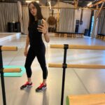 Beyza Şekerci Instagram - Hayatının çok uzunca bir kısmını hep hareket ederek geçirmiş biri olarak, dans ettiğim yıllar da dahil olmak üzere antrenman yapmaktan ve bedenime bakmaktan hep keyif aldım. Bunu yaparken de beslenme düzenime kendimi strese sokmadan dikkat ettim. Bunun hem bedensel hem ruhsal olarak faydasını çok gördüm. İlk bozulmalar, pandeminin başlamasıyla daha az hareket etmek ve bilinmezliğin yarattığı depresif duygularla beslenme dengesizliğim oldu. Sadece kilo alımı değil sağlığım da bir küçük bu rüzgardan etkilendi. Ve bu, ağızda büyüyen bir lokma gibi ertelediğim bir konu haline geldi. Bu süre boyunca daha düzenli spor yapıp sonra hiç yapmadığım aylar oldu. Yürümeye üşendiğim günleri söylemiyorum bile🤭 Sabah yataktan zor kalkmamın sebebini aradım durdum. Aslında herşey çok açıktı🙌🏻 Hareket.. Bedenim bana yıllarca yaptıklarımı hatırlattı, cepten yediklerin senin olsun sadede gel dedi🫣 1 Aralık sabahı Gökçen’in @studioin.in de yaptığı grup dersine katıldım ilk kez @gokcenarikan 🫶🏻 Ders sonu mutluluktan gözyaşları içinde çıktım, o ağlama duygusu kas hafızamın bana hatırlattıklarıydı.. Bunu hayatında bir kez bile yaşamış herkesin beni anlayabileceğine eminim. Evet çok zorlandım, hala da zorlanıyorum. Bir ay oldu hala tüm kaslarım tutuk ve ağrılı. “Kızım sana bişey olmaz sen toparlarsın hemen” dendi hep bana, bir yerlerde buna da güveniyormuşum ama o iş öyle değilmiş. Yaş almak, çocuk doğurmak, metabolizma hızının değişmesi ve en fenası da hep çalışan bir bedenin aniden durması, normal bir bedenin başlangıcından daha sancılı oluyormuş. Buna aslında bile bile izin vermişim. Şimdi daha iyi anlıyorum😳 Bunları niye mi anlatıyorum? Benim gibi hissedip hareket almak isteyen birileri varsa lütfen ertelemesin ve içindeki sesi dinleyip karar verebilsin diye.. Bedenin bize sunduklarını görmezden gelemeyiz. Hem ruhsal hem fiziksel bir yenilenmenin tüm gerçek enerjinizi ortaya çıkaracağından emin olun.. Sene biterken kendime yaptığım bu yolculuğun çok başındayım, yol uzun ve zor ama çok güzel.. Kas ağrılarım sizi de çok seviyorum👊🏻🥳