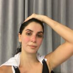 Beyza Şekerci Instagram - Hayatının çok uzunca bir kısmını hep hareket ederek geçirmiş biri olarak, dans ettiğim yıllar da dahil olmak üzere antrenman yapmaktan ve bedenime bakmaktan hep keyif aldım. Bunu yaparken de beslenme düzenime kendimi strese sokmadan dikkat ettim. Bunun hem bedensel hem ruhsal olarak faydasını çok gördüm. İlk bozulmalar, pandeminin başlamasıyla daha az hareket etmek ve bilinmezliğin yarattığı depresif duygularla beslenme dengesizliğim oldu. Sadece kilo alımı değil sağlığım da bir küçük bu rüzgardan etkilendi. Ve bu, ağızda büyüyen bir lokma gibi ertelediğim bir konu haline geldi. Bu süre boyunca daha düzenli spor yapıp sonra hiç yapmadığım aylar oldu. Yürümeye üşendiğim günleri söylemiyorum bile🤭 Sabah yataktan zor kalkmamın sebebini aradım durdum. Aslında herşey çok açıktı🙌🏻 Hareket.. Bedenim bana yıllarca yaptıklarımı hatırlattı, cepten yediklerin senin olsun sadede gel dedi🫣 1 Aralık sabahı Gökçen’in @studioin.in de yaptığı grup dersine katıldım ilk kez @gokcenarikan 🫶🏻 Ders sonu mutluluktan gözyaşları içinde çıktım, o ağlama duygusu kas hafızamın bana hatırlattıklarıydı.. Bunu hayatında bir kez bile yaşamış herkesin beni anlayabileceğine eminim. Evet çok zorlandım, hala da zorlanıyorum. Bir ay oldu hala tüm kaslarım tutuk ve ağrılı. “Kızım sana bişey olmaz sen toparlarsın hemen” dendi hep bana, bir yerlerde buna da güveniyormuşum ama o iş öyle değilmiş. Yaş almak, çocuk doğurmak, metabolizma hızının değişmesi ve en fenası da hep çalışan bir bedenin aniden durması, normal bir bedenin başlangıcından daha sancılı oluyormuş. Buna aslında bile bile izin vermişim. Şimdi daha iyi anlıyorum😳 Bunları niye mi anlatıyorum? Benim gibi hissedip hareket almak isteyen birileri varsa lütfen ertelemesin ve içindeki sesi dinleyip karar verebilsin diye.. Bedenin bize sunduklarını görmezden gelemeyiz. Hem ruhsal hem fiziksel bir yenilenmenin tüm gerçek enerjinizi ortaya çıkaracağından emin olun.. Sene biterken kendime yaptığım bu yolculuğun çok başındayım, yol uzun ve zor ama çok güzel.. Kas ağrılarım sizi de çok seviyorum👊🏻🥳