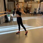 Beyza Şekerci Instagram - Hayatının çok uzunca bir kısmını hep hareket ederek geçirmiş biri olarak, dans ettiğim yıllar da dahil olmak üzere antrenman yapmaktan ve bedenime bakmaktan hep keyif aldım. Bunu yaparken de beslenme düzenime kendimi strese sokmadan dikkat ettim. Bunun hem bedensel hem ruhsal olarak faydasını çok gördüm. İlk bozulmalar, pandeminin başlamasıyla daha az hareket etmek ve bilinmezliğin yarattığı depresif duygularla beslenme dengesizliğim oldu. Sadece kilo alımı değil sağlığım da bir küçük bu rüzgardan etkilendi. Ve bu, ağızda büyüyen bir lokma gibi ertelediğim bir konu haline geldi. Bu süre boyunca daha düzenli spor yapıp sonra hiç yapmadığım aylar oldu. Yürümeye üşendiğim günleri söylemiyorum bile🤭 Sabah yataktan zor kalkmamın sebebini aradım durdum. Aslında herşey çok açıktı🙌🏻 Hareket.. Bedenim bana yıllarca yaptıklarımı hatırlattı, cepten yediklerin senin olsun sadede gel dedi🫣 1 Aralık sabahı Gökçen’in @studioin.in de yaptığı grup dersine katıldım ilk kez @gokcenarikan 🫶🏻 Ders sonu mutluluktan gözyaşları içinde çıktım, o ağlama duygusu kas hafızamın bana hatırlattıklarıydı.. Bunu hayatında bir kez bile yaşamış herkesin beni anlayabileceğine eminim. Evet çok zorlandım, hala da zorlanıyorum. Bir ay oldu hala tüm kaslarım tutuk ve ağrılı. “Kızım sana bişey olmaz sen toparlarsın hemen” dendi hep bana, bir yerlerde buna da güveniyormuşum ama o iş öyle değilmiş. Yaş almak, çocuk doğurmak, metabolizma hızının değişmesi ve en fenası da hep çalışan bir bedenin aniden durması, normal bir bedenin başlangıcından daha sancılı oluyormuş. Buna aslında bile bile izin vermişim. Şimdi daha iyi anlıyorum😳 Bunları niye mi anlatıyorum? Benim gibi hissedip hareket almak isteyen birileri varsa lütfen ertelemesin ve içindeki sesi dinleyip karar verebilsin diye.. Bedenin bize sunduklarını görmezden gelemeyiz. Hem ruhsal hem fiziksel bir yenilenmenin tüm gerçek enerjinizi ortaya çıkaracağından emin olun.. Sene biterken kendime yaptığım bu yolculuğun çok başındayım, yol uzun ve zor ama çok güzel.. Kas ağrılarım sizi de çok seviyorum👊🏻🥳