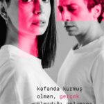 Beyza Şekerci Instagram – Hayatımın, kendimce karışık bir zaman dilimi diye adlandırdığım bir dönemde çıktı karşıma bu oyun.
Konusu, sözü, yolculuğu tam da bugün yaşadığımız herşeye dokunacak cinsten. Tüm gerçekliği sorgulayacağımız ve hep birlikte içinde kaybolmak isteyeceğimiz 2 perdelik bir izlenim.

İlk kez Engin’le @tiyatro.in de aynı çatı altındayız. Yönetmenim Engin’i daha sonra anlatacağım uzun uzun🤭 Gizli kahramanım @hepileriengin 👊🏻🥳🤓

Canım Neslihan
@nesly.arslan konservatuvar sınıf arkadaşım, yıllar sonra birlikte sahnede olmak muhteşem💕
Ve vazgeçilmez partnerim
@omcelik sana ne desem tarifte tıkanıyorum.. Bana, bize inanıp elimi tuttuğun ve bir an olsun yakamı bırakmadığın için teşekkür ederim🙏🏻

Bu oyuna hazırlanırken başımıza gelen korkunç afet sürecinde @studioin.in de organize edip yardımlaşmalarımızı sürdürürken kararlaştırdığımız gibi, tüm gelirimiz depremzedelere yapılan yardımlara aktarılacaktır.

16-17-18 Mart Moda Sahnesi’nde başlıyoruz. @modasahnesi 
Biletler @biletinial ✌🏻