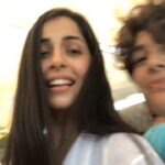Beyza Şekerci Instagram – Bu hayatta iyi bir dostunuz varsa size hem arkadaş, hem sırdaş, hem abla, hem kardeş olabiliyorsa, sizin ona ihtiyacınız varken sizi arıyor, bir anda aklınıza düştüğünde o da sizi düşünüyorsa ve en anlaşamadığınız konu da bile düşüncelerinizi korkusuzca söylediğinizde anlaşılacağınıza eminseniz, her koşulda birlikte çok güçlü olduğunuzu hissediyorsanız, kalbinizde uçuşan kaygılarınız onunkiyle sözsüz anlaşabiliyorsa, her süreci birlikte atlatabiliyorsanız, onun mutluluğu size huzur veriyor, mutsuzluğu tedirginlik yaratıyorsa o insana sımsıkı sarılın.. Ben öyle yaptım, her gün kalbine hayranlık beslediğim bu güzel yüreğin bende değeri çok büyük. Hangi kelimeleri kullansam, en süslü cümlelerimi de yazsam bendeki yerini anlatmalara doyamam.. iyiki varsın bergümm..
Azmine, gücüne, iradene, kalbine, yüreğine karşılıksız herkese yetişine hayranım..
Seni çok seviyorum, iyiki doğdun🥳🙌🏻 @berguzarkorel