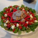 Beyza Şekerci Instagram - Yeni yıl sofralarında pratik ve görseli çok hoş bir salata hazırladım🎄 ve evet kendi başıma kotardığım ilk reels☘️