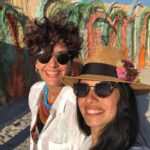 Beyza Şekerci Instagram – Bu hayatta iyi bir dostunuz varsa size hem arkadaş, hem sırdaş, hem abla, hem kardeş olabiliyorsa, sizin ona ihtiyacınız varken sizi arıyor, bir anda aklınıza düştüğünde o da sizi düşünüyorsa ve en anlaşamadığınız konu da bile düşüncelerinizi korkusuzca söylediğinizde anlaşılacağınıza eminseniz, her koşulda birlikte çok güçlü olduğunuzu hissediyorsanız, kalbinizde uçuşan kaygılarınız onunkiyle sözsüz anlaşabiliyorsa, her süreci birlikte atlatabiliyorsanız, onun mutluluğu size huzur veriyor, mutsuzluğu tedirginlik yaratıyorsa o insana sımsıkı sarılın.. Ben öyle yaptım, her gün kalbine hayranlık beslediğim bu güzel yüreğin bende değeri çok büyük. Hangi kelimeleri kullansam, en süslü cümlelerimi de yazsam bendeki yerini anlatmalara doyamam.. iyiki varsın bergümm..
Azmine, gücüne, iradene, kalbine, yüreğine karşılıksız herkese yetişine hayranım..
Seni çok seviyorum, iyiki doğdun🥳🙌🏻 @berguzarkorel