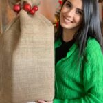 Beyza Şekerci Instagram - Kahvenin hatırı 40 yıl, sohbetin tadı bir ömür. Önce kendime bir kahve yaptım, sonra sevdiklerime hediyeler hazırladım. 40 yıl hatırı olsun diye ☕️🎄🫶🏻 Philips Türk Kahvesi Makinesi közde pişirme özelliği sayesinde özellikle geleneksel Türk kahvesi sevenlere hitap ediyor. Ayrıca, tek seferde 4 fincan kahve sunma kapasitesiyle hem pratik hem de zamandan tasarruf etmenizi sağlıyor. Sonunda kavuştuk🙌🏻 @philipsevurunleriturkiye #sonundakavuştuk #philipstürkkahvesimakinesi #işbirliği
