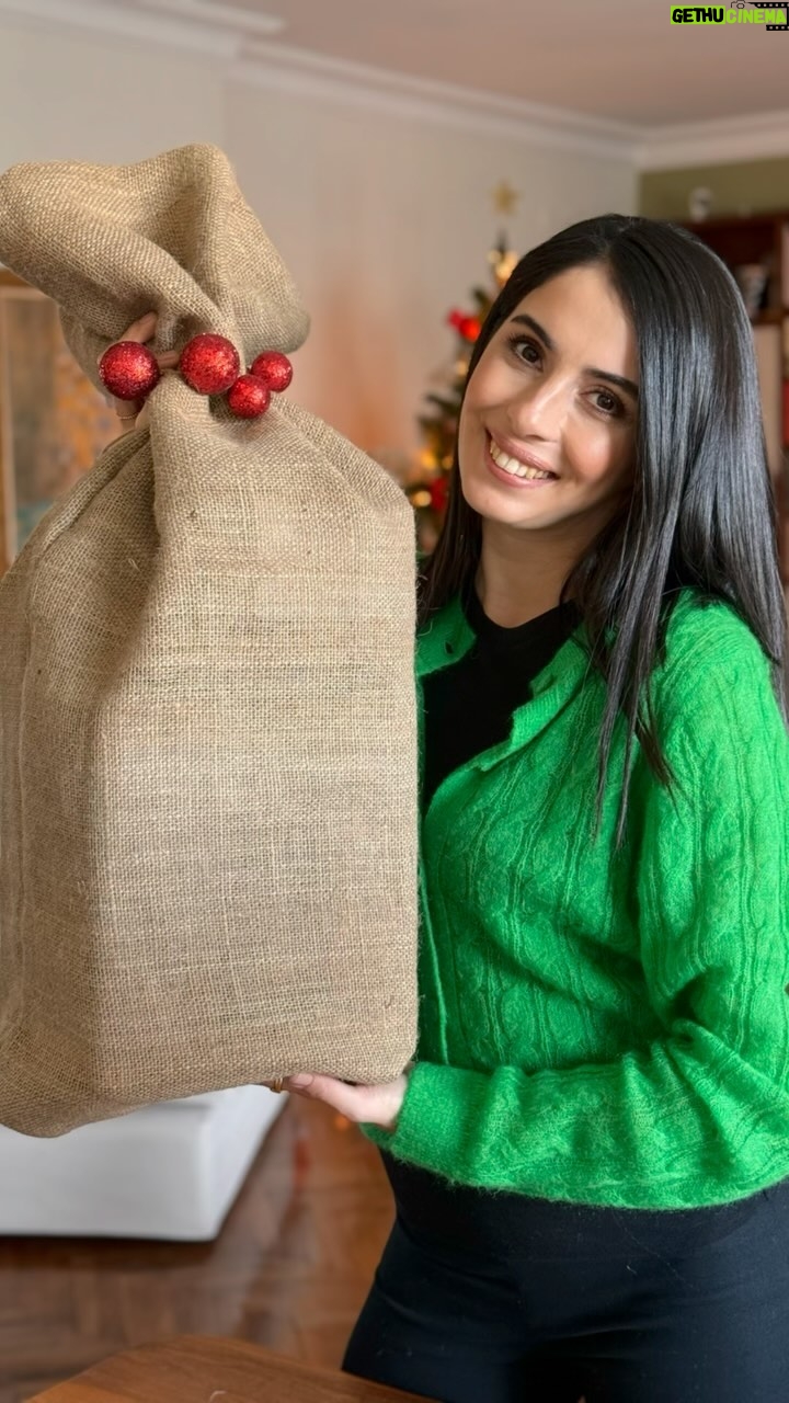 Beyza Şekerci Instagram - Kahvenin hatırı 40 yıl, sohbetin tadı bir ömür. Önce kendime bir kahve yaptım, sonra sevdiklerime hediyeler hazırladım. 40 yıl hatırı olsun diye ☕️🎄🫶🏻 Philips Türk Kahvesi Makinesi közde pişirme özelliği sayesinde özellikle geleneksel Türk kahvesi sevenlere hitap ediyor. Ayrıca, tek seferde 4 fincan kahve sunma kapasitesiyle hem pratik hem de zamandan tasarruf etmenizi sağlıyor. Sonunda kavuştuk🙌🏻 @philipsevurunleriturkiye #sonundakavuştuk #philipstürkkahvesimakinesi #işbirliği