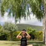 Beyza Şekerci Instagram – Bugün sporumu yeşillikler arasında yaptım. ☘️🌿
Gökçen’in hayatımdaki spor aşkımı yıllar sonra tetiklemesinden, disiplininden duyduğum hazzı kelimelerle anlatamam. @gokcenarikan 
Bu arada canım çıkıyor, 5 ay oldu düzene gireli hala çılgınlar gibi kas ağrım var🏋🏻‍♀️ Ama farketmez o ders sonu mutluluğunu hiç bir şeye değişmem🫶🏻