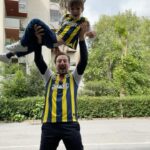 Beyza Şekerci Instagram – Fenerbahçeli olunmaz Fenerbahçeli doğulur💙💛
Can’ın ilk maç deneyimi olacak bugün🫶🏻
Yerinde duramıyor demek hiç abartılı olmaz🙌🏻
