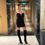 Beyza Şekerci Instagram – Dün gece, ayrı bir gece daha konuşulacak durumda🍸
Yeni yaşım, yine yepyeni güzelliklerle geldi ve tüm olmaması gerekenleri de eski yaşımla götürdü🌟
Her anın hakkını vermek konusunda her daim aynı heyecanla yanımda olan dostlarım sizi çok seviyorum👊🏻