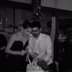 Beyza Şekerci Instagram - Doğum günlerine verdiğim değeri beni tanıyanlar bilir, kutlamak da kutlanmak da çok mutlu eder beni🎂 Hele heyecanınıza ortak olan hep orada olduğunu bildikleriniz de hazırsa eğlenmeye, işte o zaman olağanüstü bir gece yaşanıyor, tıpkı dün gece olduğu gibi👊🏻🍸 Bir ilk de yıllar sonra Barış’la kutlamak oldu @barissekerci Çifte doğum günü de ancak böyle yapılırdı🤩 Şekercilerin şahı @nurisekerci müzik konusunda zirveye oynuyor🙌🏻 Mutluluğa kaldırılan kadehler muhteşemdiler🍸☘️ @forthejourney_tr Ve tabiki böyle gecelerde mekan çok önemli, bu yıl yollarımızın kesiştiği @sofitelistanbultaksim ekibine sonsuz teşekkür etmek isterim🫶🏻 çok iyi iş çıkardılar @saltiletisim 🙏🏻 #davet