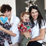 Beyza Şekerci Instagram – Bu hayatta iyi bir dostunuz varsa size hem arkadaş, hem sırdaş, hem abla, hem kardeş olabiliyorsa, sizin ona ihtiyacınız varken sizi arıyor, bir anda aklınıza düştüğünde o da sizi düşünüyorsa ve en anlaşamadığınız konu da bile düşüncelerinizi korkusuzca söylediğinizde anlaşılacağınıza eminseniz, her koşulda birlikte çok güçlü olduğunuzu hissediyorsanız, kalbinizde uçuşan kaygılarınız onunkiyle sözsüz anlaşabiliyorsa, her süreci birlikte atlatabiliyorsanız, onun mutluluğu size huzur veriyor, mutsuzluğu tedirginlik yaratıyorsa o insana sımsıkı sarılın.. Ben öyle yaptım, her gün kalbine hayranlık beslediğim bu güzel yüreğin bende değeri çok büyük. Hangi kelimeleri kullansam, en süslü cümlelerimi de yazsam bendeki yerini anlatmalara doyamam.. iyiki varsın bergümm..
Azmine, gücüne, iradene, kalbine, yüreğine karşılıksız herkese yetişine hayranım..
Seni çok seviyorum, iyiki doğdun🥳🙌🏻 @berguzarkorel